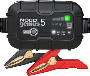 NOCO GENIUS5, 5-Amp Automatic Smart Charger, 6V and 12V Portable Automotive Car Battery Charger, Battery Maintainer, Trickle Charger and Battery Desulfator with Temperature Compensation מטען מצברים נוקו הכי איכותי בעולם לרכישה דרך אמזון 
